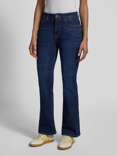 Vrouwenmodel draagt Slim Fit Bootcut Jeans uit katoenmix Model 'STELLA' van Tom Tailor in denimlook met contrastnaden en labelpatch, 5-pocketmodel, high waist, dark blue kleur, detailopname voorkant, katoenmix.