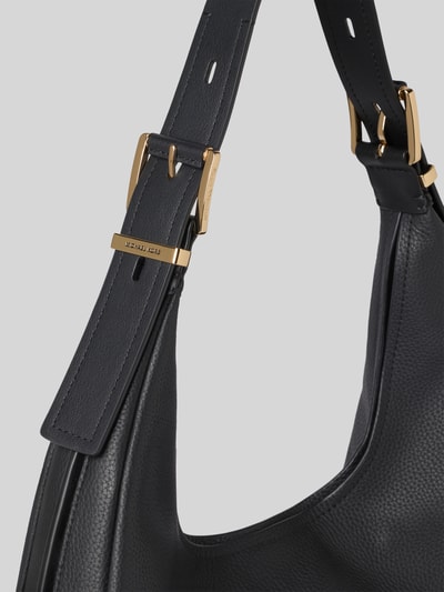 Produktfoto, schwarze Handtasche mit Label-Detail Modell 'NOLITA' von MICHAEL Michael Kors, goldene Schnallen, genarbte Lederoptik, Nahaufnahme Schulterriemen, Magnetverschluss und Maße laut Kontext.
