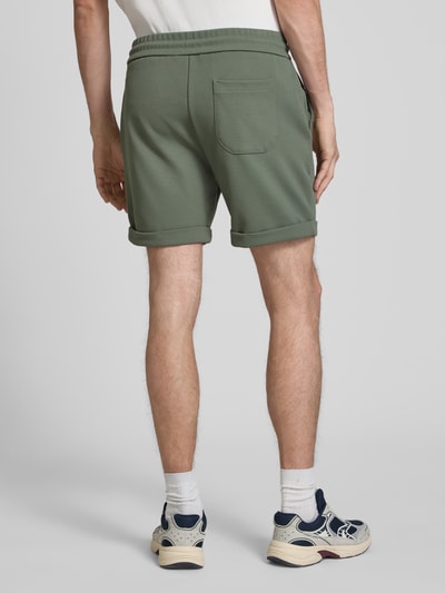 Männermodel trägt Regular Fit Shorts mit Viskose-Anteil Modell 'NEWKODYL' von Only & Sons, Melange-Optik, Nadelstreifen, Ganzkörperansicht Rückansicht.