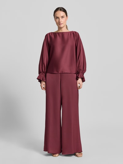 Frauenmodel trägt Blusenshirt aus Satin mit Rundhalsausschnitt von V by Vera Mont, bordeauxrot, Regular Fit, Trompetenärmel, Ganzkörperansicht von vorne.