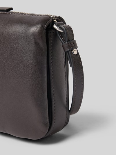 Produktfoto, Crossbody Bag aus echtem Leder Modell 'Nina' von LIEBESKIND BERLIN mit Logo-Detail, Reißverschluss, schmalem Schulterriemen, dunkelbraune glatte Oberfläche, Maße 24 cm Breite, 15 cm Länge, 6 cm Tiefe, Riemenlänge 120 cm.