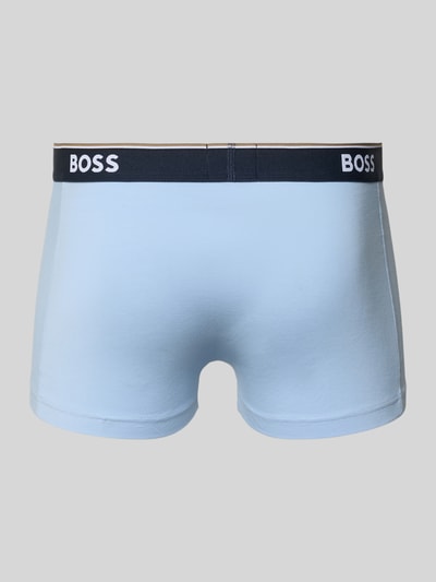 Männermodel trägt hellblaue Trunks aus Baumwoll-Mix mit schwarzem elastischem Label-Bund von BOSS, Optik: Unifarben, Skinny-Fit, Ganzkörperansicht Rückansicht, Modell 'Trunks aus Baumwoll-Mix im 3er-Pack Modell 'TRUNK 3P POWER', Multipack:3er-Pack, Materialverarbeitung: Stretch.
