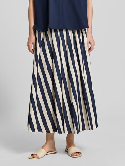 Frauenmodel trägt Ausgestellter Maxi-Rock aus reiner Baumwolle von Weekend Max Mara, Optik:Allover-Muster, Regular-Fit, Maxi-Länge, Bundabschluss: elastisch, Saum: gerade, mit seitlichen Eingrifftaschen, Material: reine Baumwolle, Farbkontrast mit dunkelblauen und cremefarbenen Streifen, glatte Textur, Ganzkörperansicht von vorne.
