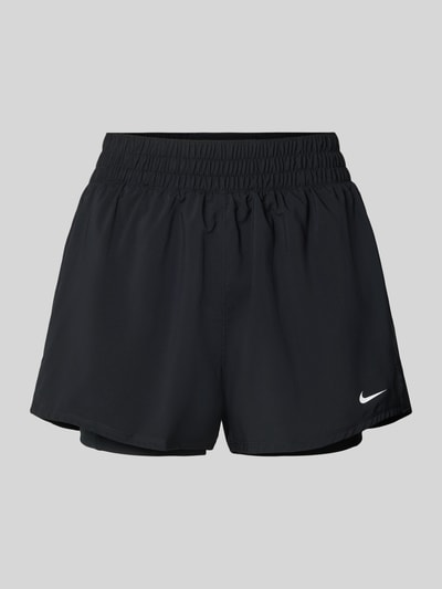 Produktfoto, schwarze Shorts im 2-in-1-Look mit weißem Logo von NIKE TRAINING, elastischer Bund, Modell 'One', glatte Textur, Damen Shorts