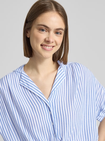 Frauenmodel trägt Regular Fit Hemdbluse aus reiner Viskose Modell 'PAULA' von Only, gestreift, mehrfarbig, Nahaufnahme Oberkörper.