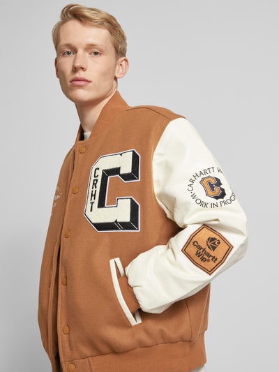 Carhartt Work In Progress Collegejacke mit Label-Patches Mittelbraun 3