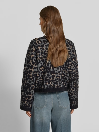 Frauenmodel trägt Regular Fit Cardigan mit Allover-Animal-Print von MYON, Strick-Optik in Naturtönen, Rückenansicht, Ganzkörperansicht Rückansicht.