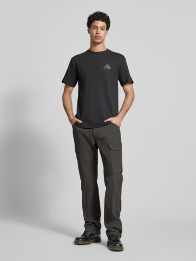 Männermodel trägt Straight Fit Cargohose mit Gesäßtaschen von G-Star Raw, dunkelgrau, Baumwolle, lässiger Schnitt, Ganzkörperansicht von vorne.