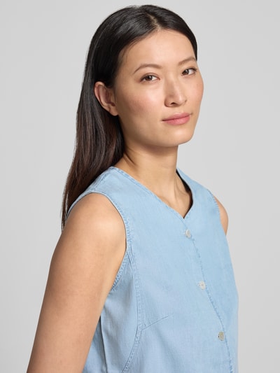 Frauenmodel trägt Regular Fit Weste aus Lyocell-Mix in Denim-Optik von Christian Berg Woman, hellblau, glatte Textur, Nahaufnahme Oberkörper. Rückenlänge 50 cm, Schulterbreite 36 cm, Brustweite 48 cm, durchgehende Knopfleiste, V-Ausschnitt, Lyocell-Mix mit Baumwoll-Anteil.