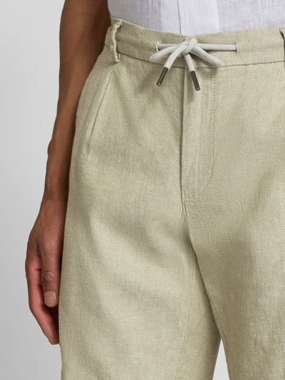Männermodel trägt Shorts mit Kordelzug von bugatti aus beigem Baumwoll-Leinen-Mix, Regular Fit, Nahaufnahme Oberkörper.