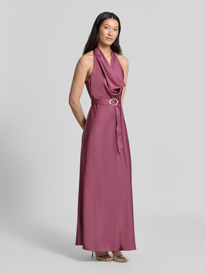 Frauenmodel trägt Abendkleid mit Neckholder von Rinascimento in Rosa, glatter Stoffmix, tailliert, Stoffgürtel, Ganzkörperansicht von vorne.