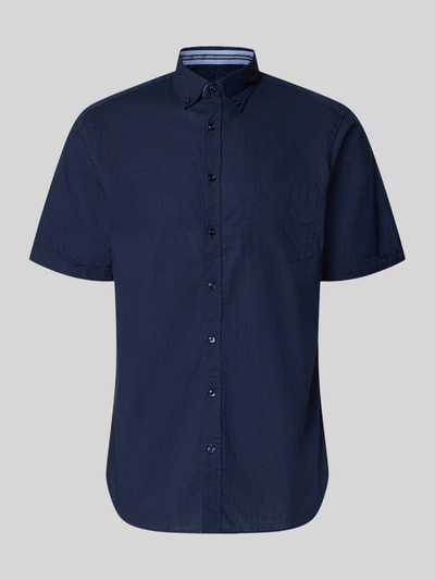 Produktfoto, Regular Fit Freizeithemd mit Button-Down-Kragen von Christian Berg Men aus Reine Baumwolle in Dunkelblau, durchgängige Knopfleiste, Kurzärmelig, Rückenlänge 81 cm, Schulterbreite 48 cm, Ärmellänge 26 cm