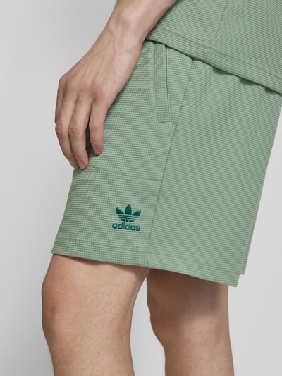 adidas Originals Regular fit sweatshorts met structuurmotief Lindegroen - 3