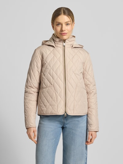 Kobiece model prezentuje kurtkę pikowaną 'Steppjacke mit Zweiwege-Reißverschluss' od Fuchs Schmitt, jasny beż, krój regular fit, kaptur, stójka, wpuszczane kieszenie, szerokość ramion w rozmiarze 36: 41 cm, szerokość klatki piersiowej w rozmiarze 36: 47 cm, długość tyłu w rozmiarze 36: 60 cm, długość rękawów w rozmiarze 36: 63 cm, gładka faktura, widok całej sylwetki od przodu