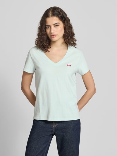 Modelka kobieta nosi Regular Fit T-Shirt aus reiner Baumwolle Modell 'LSE_PERFECT TEE' od Levi's®, jasno-miętowa, gładka bawełna, krótkie rękawy, label stitching, dekolt V, Ganzkörperansicht von vorne.