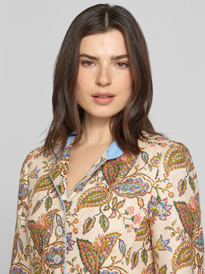 Vrouwenmodel draagt Slim Fit Blazer aus reinen Leinen van WHITE LABEL, beige met all-over bloemenprint, opstaande kraag, knoopsluiting, opgestikte zakken, ruglengte maat 36: 56 cm, borstwijdte maat 36: 44 cm, mouwlengte maat 36: 58 cm, nahaufnahme bovenlichaam.
