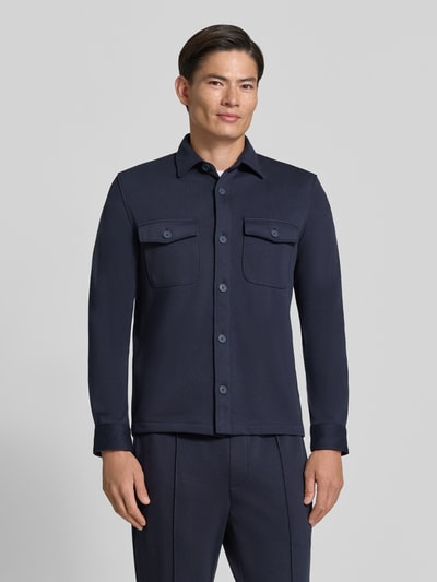 Männermodel trägt Overshirt mit Knopfleiste von MCNEAL in Dunkelblau, Material-Mix mit Baumwoll-Anteil, Gerade Schnittform, Ganzkörperansicht von vorne.