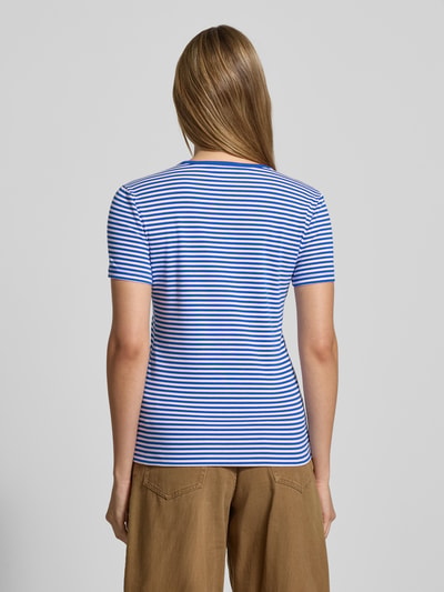 Frauenmodel trägt T-Shirt mit Rundhalsausschnitt Modell 'ALLI' von Lauren Ralph Lauren, blau-weiß gestreift Baumwoll-Elasthan-Mix, Ganzkörperansicht Rückansicht.