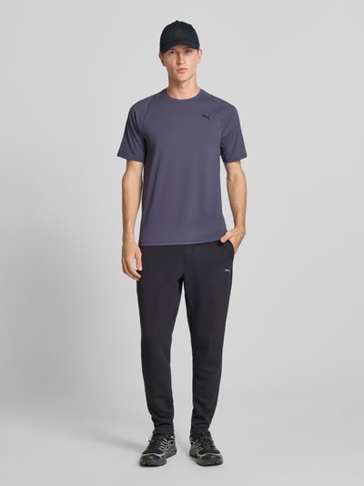 Männermodel trägt Regular Fit Sport-T-Shirt mit Logo-Print Modell 'M PWRMODE' von PUMA, Herren Sport-T-Shirt, Ganzkörperansicht von vorne