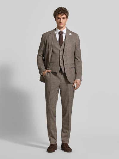 Männermodel trägt Slim Fit Anzughose mit Viskose-Anteil von MCNEAL, Material-Mix, Bundfalten, Haken-Reißverschluss, Ganzkörperansicht von vorne.