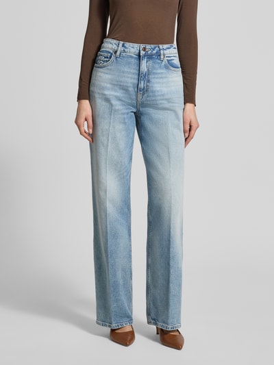 Vrouwenmodel draagt Wide Leg Jeans uit katoenmix model '937_14' van HUGO in denimlook, 5-pocketmodel, labelpatch, lichte washing, knoop- en ritssluiting, riemlussen, geheel zichtbaar van voren, dames, context: dames wide leg broek van HUGO, katoenmix. Ganzkörperansicht von voren.
