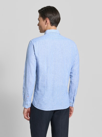 Männermodel trägt Slim Fit Freizeithemd aus Leinen-Mix Modell 'Stone' von CINQUE mit blau-weißen Streifen, Rückenansicht, Langärmelig, Button-Down-Kragen, Baumwoll-Anteil, Rückenlänge bei Größe M 75 cm, Schulterbreite 46 cm, Ärmellänge 67 cm. Ganzkörperansicht Rückansicht.