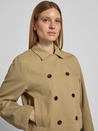 Frauenmodel trägt Cocktailkleid mit Stehkragen von Samsøe Samsøe in Beige, Elastischer-Material-Mix, Tailliert, Midikleid, Nahaufnahme Oberkörper. Rückenlänge bei Größe S: 130 cm, Schulterbreite bei Größe S: 18 cm, Brustweite bei Größe S: 41 cm.