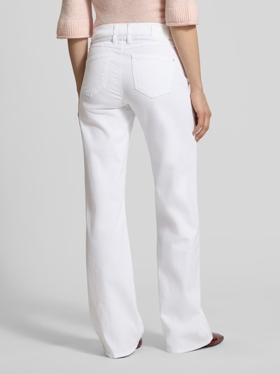 Vrouwenmodel draagt witte Flared Jeans met riem model 'Liz City' van Angels, katoenmix met stretch, 5-pocket, product van achter bekeken, ganzebody.
