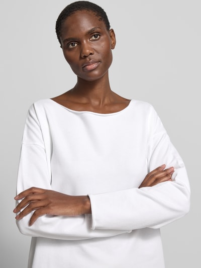 Frauenmodel trägt Oversized Sweatshirt aus Baumwoll-Mix von Juvia in Weiß mit tiefem Rundhalsausschnitt und Rollsäumen, Nahaufnahme Oberkörper.