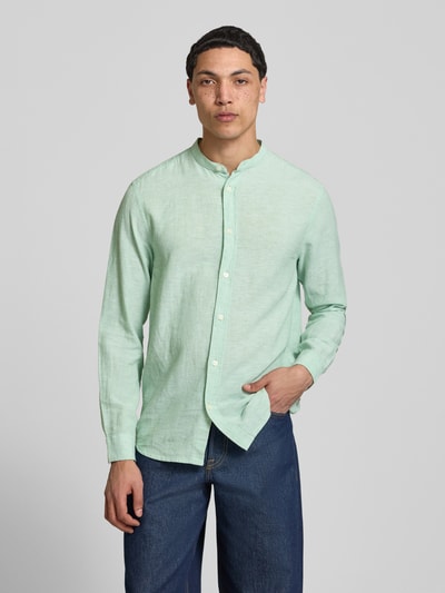 Männermodel trägt Slim Fit Freizeithemd aus Baumwoll-Leinen-Mix Modell 'CAIDEN' von Only & Sons in Optik: Unifarben, Ganzkörperansicht von vorne.