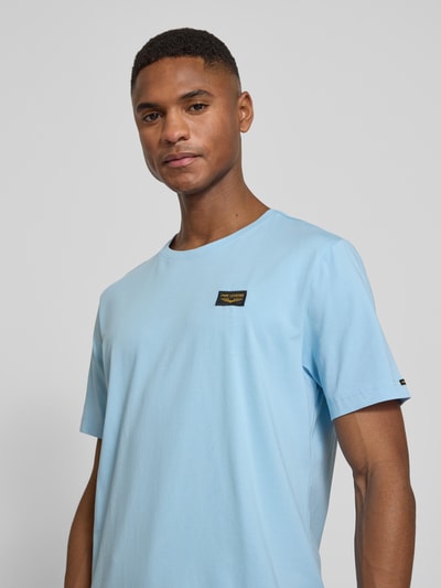 Männermodel trägt hellblaues T-Shirt mit Label-Stitching Modell 'GUYVER' von PME Legend, Regular Fit, Nahaufnahme Oberkörper.