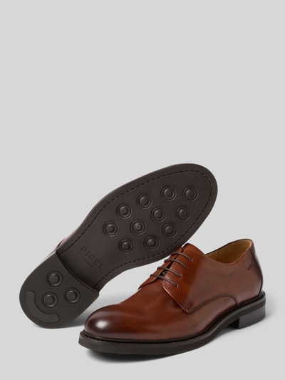 Produktfoto, Schnürschuh aus beschichtetem Leder mit Label-Prägung Modell 'Soft' von DIGEL in Braun, abgerundete-Spitze, strukturierte Sohle, Absatzhöhe 3 cm, Schafthöhe 7 cm, Schaftweite 11 cm