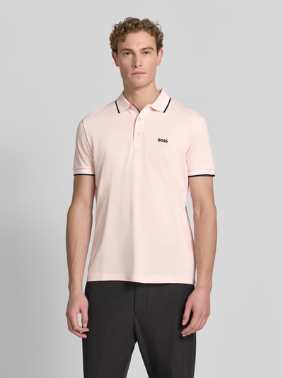 Męski model nosi jasnoróżową koszulkę polo z bawełny, Regular Fit Poloshirt aus reiner Baumwolle Modell 'PADDY' von BOSS Green, Ganzkörperansicht von vorne