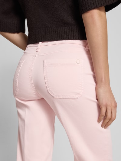 Frauenmodel trägt Cropped Jeans mit Bügelfalten und Eingrifftaschen von Cambio in hellrosa, Baumwoll-Mix mit Stretch, Nahaufnahme Rückansicht.