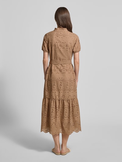Frauenmodel trägt Midikleid mit Lochstickerei von More & More in Beige mit Stehkragen, Baumwoll-Mix, taillierter Passform, Ganzkörperansicht Rückansicht.