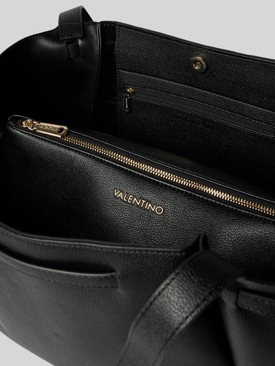 Produktfoto, schwarze Handtasche mit Label-Applikation Modell 'MEDEA' von VALENTINO BAGS, goldener Reißverschluss, strukturierte Leder-Optik, Innenfach mit Magnetverschluss, Details aus dem Kontext: Tragehenkel und Schulterriemen, Maße: 34 x 30 x 18 cm, Länge Schulterriemen 120 cm.