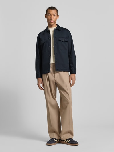 Männermodel trägt Regular Fit Hemdjacke aus Baumwoll-Mix von Marc O'Polo, Optik: Unifarben, Twill, Brusttasche, Ganzkörperansicht von vorne.