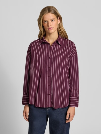 Modelka nosi Regular Fit Hemdbluse mit Baumwoll-Anteil Modell 'OREGON' od ONLY, bordowe tło, pionowe białe paski, widok całej sylwetki z przodu, damska koszula ONLY.