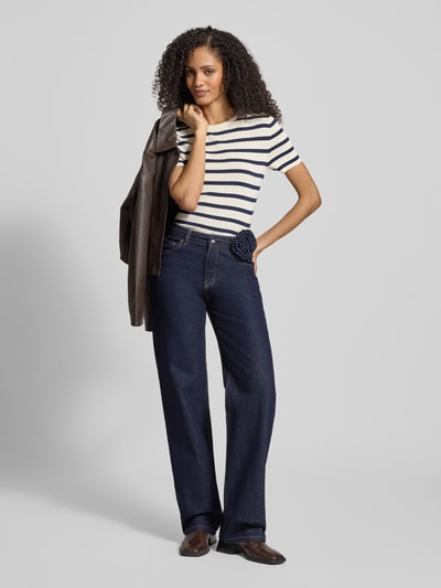 Frauenmodel trägt Straight Fit Jeans aus Baumwoll-Mix Modell 'ALLISON' von Vero Moda, Optik: Unifarben, Passform: Straight Leg, High-Waist, Gürtel mit Rosendetail, 5-Pocket-Design, Dark Wash, Denim, Ganzkörperansicht von vorne.