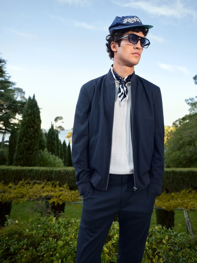 Männermodel trägt Slim Fit Poloshirt in Strick-Optik von Christian Berg Men aus Reine Baumwolle, Polokragen, Ganzkörperansicht von vorne.
