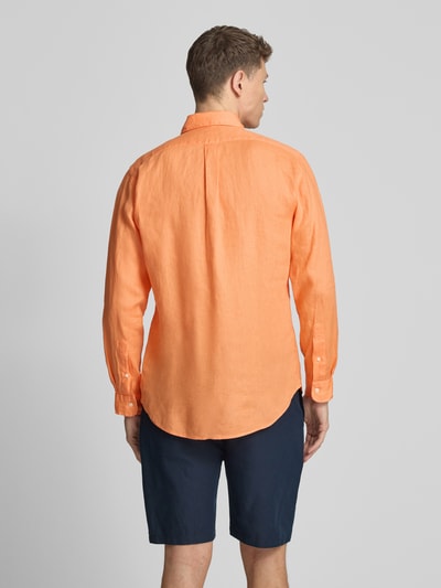 Männermodel trägt Regular Fit Freizeithemd aus reinem Leinen von Polo Ralph Lauren, Optik: Unifarben, Ganzkörperansicht Rückansicht.