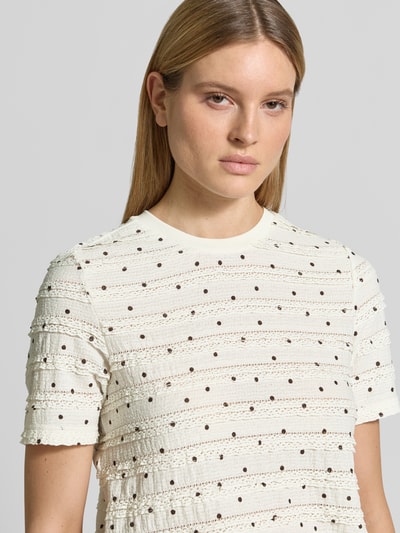 Frauenmodel trägt T-Shirt im Allover-Look mit Rundhalsausschnitt von Jake*s Casual, creme mit Punktstruktur, Nahaufnahme Oberkörper. Material-Mix mit Stretch-Anteil, Regular Fit.