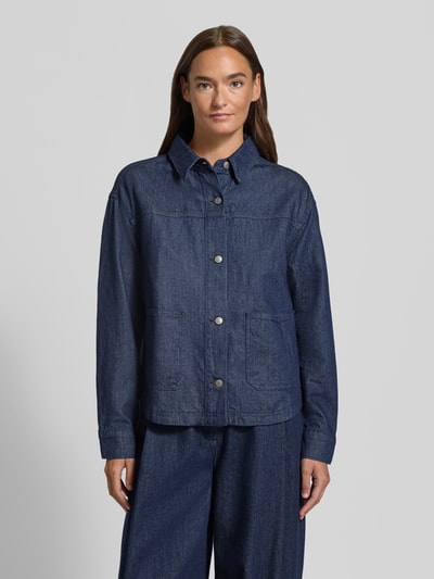 Modelka kobieca nosi Regular Fit Jeansjacke aus Baumwolle-Leinen-Mix von Marc O'Polo w kolorze ciemnoniebieskim, prosta faktura, widok całej sylwetki z przodu.