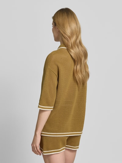 Frauenmodel trägt Strickshirt mit Polokragen und Knopfleiste von Style Icon Collection, Grobstrick in Braun mit weißen Akzenten, reine Baumwolle, 3/4-Arm, Rückenansicht Ganzkörper.