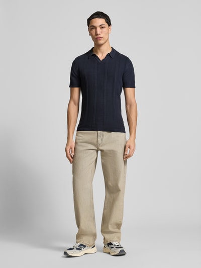 Męski model nosi Slim Fit Poloshirt in Strick-Optik Modell 'Baron' von Blend z bawełny, kołnierzyk polo, krój slim fit, ciemny granat, przód, całe ciało