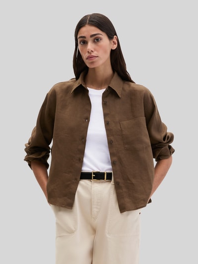 Frauenmodel trägt Relaxed Fit Hemdbluse aus reinem Leinen von Marc O'Polo in Optik: Unifarben, Ganzkörperansicht von vorne.