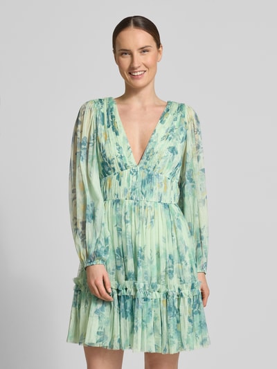 Vrouwenmodel draagt 'Cocktailkleid aus Tüll mit V-Ausschnitt' van LACE & BEADS, lichtgroen met blauwe bloemen, a-lijn minijurk, tule textuur, diepe v-hals, ruglengte maat S 90 cm, borstwijdte 33 cm, mouwlengte 61 cm, volledige vooraanzicht bovenlichaam