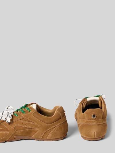 Productfoto, Sneaker met labeldetails model 'Asiel' van Steve Madden, gecoat leer, afgerond model, vetersluiting, structuurzool, hakhoogte 1 cm, schachthoogte 8 cm, schachtbreedte 7 cm, bruine tinten, zichtbare structuur en stiksels.