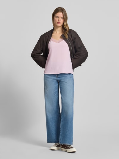 Frauenmodel trägt Relaxed Fit Blusentop mit Spitzenbesatz Modell 'TIFFANY' von Pieces in Optik: Unifarben, Materialverarbeitung: Crêpe, V-Ausschnitt, Passform: Relaxed-Fit, verstellbare Spaghettiträger, Ganzkörperansicht von vorne.