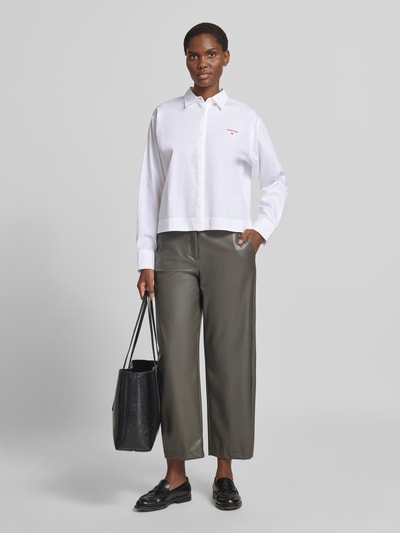 Vrouwenmodel draagt Regular Fit Hemdbluse aus reiner Baumwolle van Emily Van den Bergh in wit met Motiefstitching, overhemdkraag, met lange mouwen, puur katoen, regular fit, ruglengte maat 36: 57 cm, mouwlengte maat 36: 60 cm, vooraanzicht van het hele lichaam.